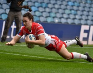 Leah Burke scoring a try for St Helens
