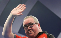 Stephen Bunting waving at the crowd. Credit: Eckendeformator, CC BY-SA 4.0 via Wikimedia Commons