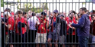 Liverpool fans outside stade de france May 2022 - pic by Alamy Images under agreed licence