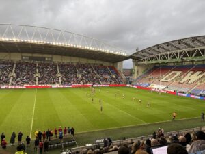 Saint Helens push forward in the Super League Grand Final against Wigan Warriors.