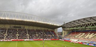 Saint Helens push forward in the Super League Grand Final against Wigan Warriors.