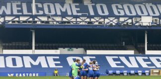 Everton Women pre-match huddle against Tottenham Hotspur Women. Image taken by Sienna Hughes.
