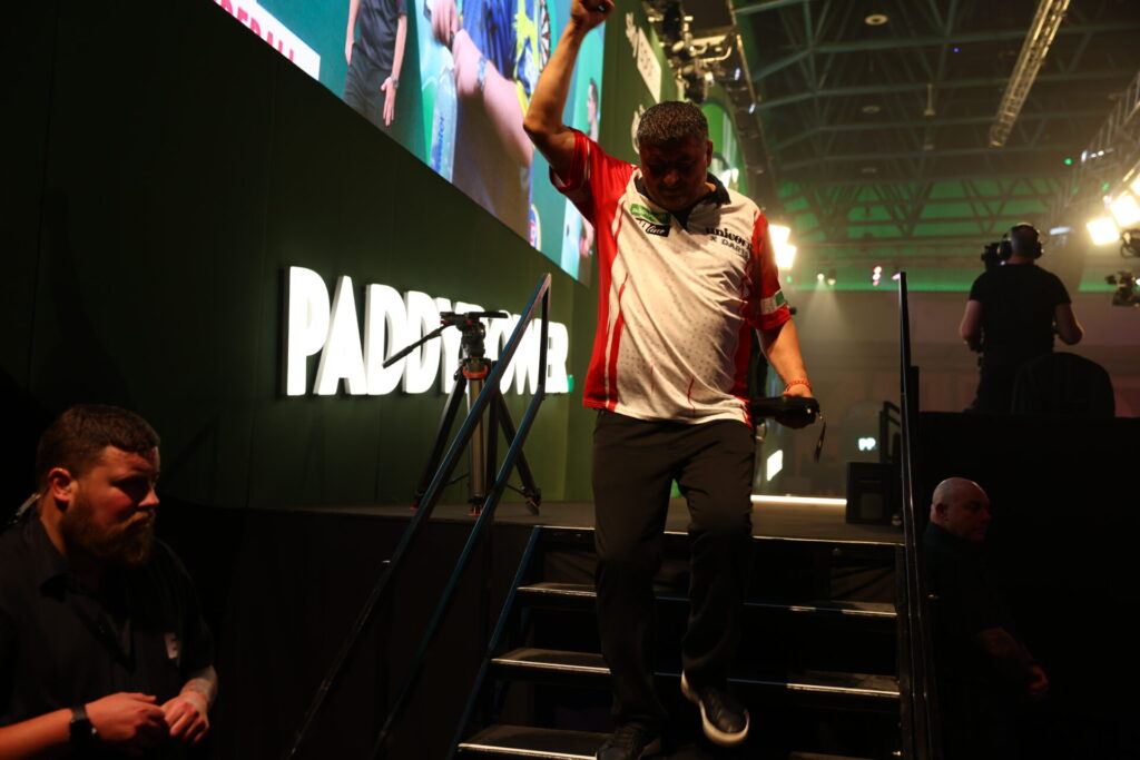 Mensur Suljović salutes crowd following a 4-0 defeat to Luke Littler. Photo by Alex Parker.