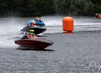 Powerboat racing weekend heads to Carr Mill Dam in St Helens Phil Topping photo T850 Bill Owen leading the race (1)