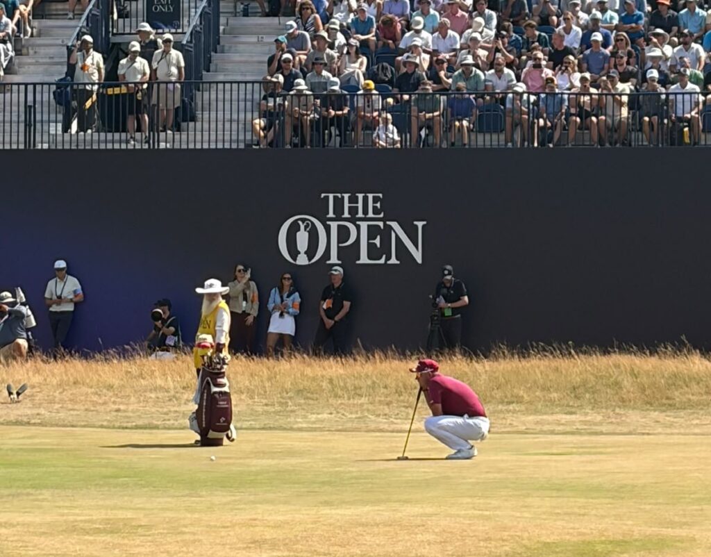 Lucas Herbert lines up a long birdie putt on 18 as he looks to break course record. Photo by Alfie Bugg